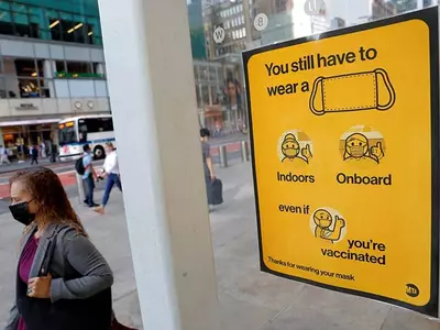 “백신 맞아도 마스크 써야”