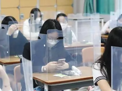 “투명 가림막 세워봤자…” 전문가들, 코로나에 역효과 경고