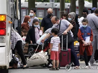 버지니아 임시 숙소 도착하는 아프간 난민들