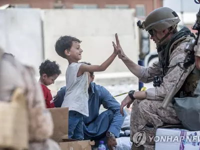 카불 공항서 미군과 '하이 파이브' 하는 아프간 소년