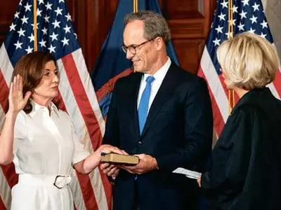 호쿨, 첫 여성 뉴욕주지사 취임선서