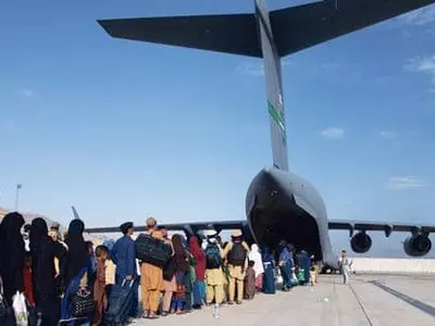 카불공항 대피 총력전… 아프간 탈출 행렬 계속 