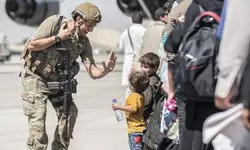 카불 공항서 ‘하이파이브’… 희망을 찾아서