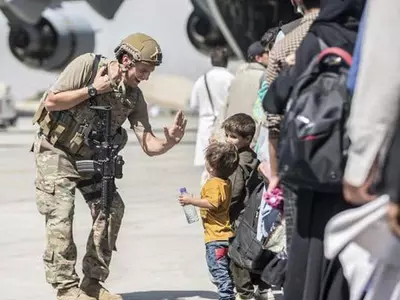 카불 공항서 ‘하이파이브’… 희망을 찾아서