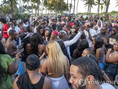 변이 확산에 봉쇄 완화로…코로나19 확진 다시 증가세