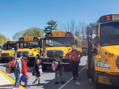 미국 학교들 스쿨버스 운전기사 구하기 전쟁 중