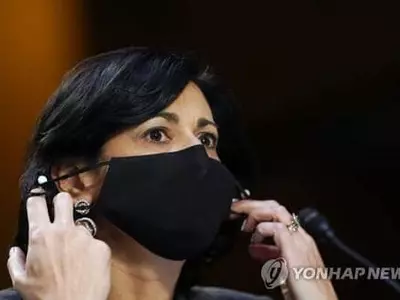 CDC 국장 "백신 미접종자, 여행 말라"