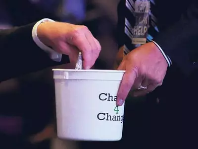 교회에 헌금해야만 하는 줄 알았는데…텍사스 한 교회 교인들에게 100달러씩 전달