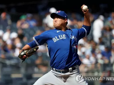 류현진, 첫 다승왕 보인다…경쟁자 콜, 햄스트링 통증으로 강판