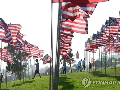 '9·11 테러 20주년' 사흘 앞두고 추모 깃발 꽂는 주민들