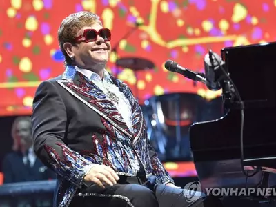 엘튼 존, 낙상으로 올해 공연 2023년으로 연기…"수술 예정"
