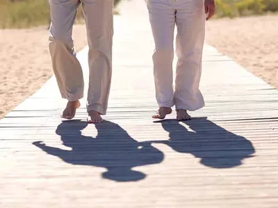 부모님 걸음걸이가 이상하다면…