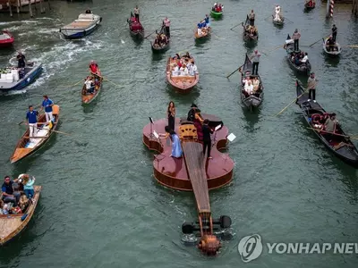 '코로나19 희생자들을 위한 연주'…베니스 대운하 이동하는 '바이올린 보트'