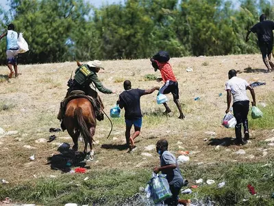 국경순찰대 말 타고 이민자에 채찍 ‘논란’