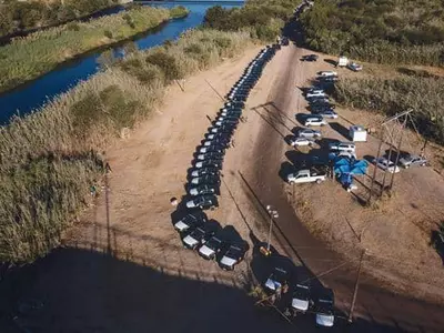 이민자 막기 위해 ‘차벽’까지… 텍사스 국경에