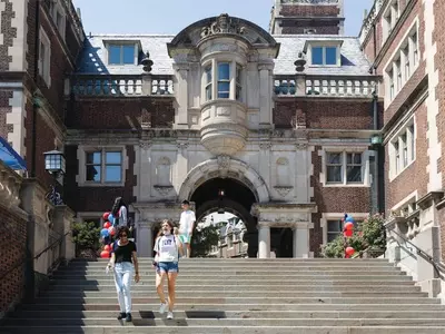 다양한 요인 고려해 적성과  전망 보고 전공 선택