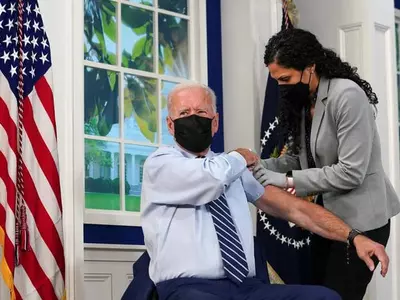 백신 접종률 제고 시급한 바이든, 부스터샷 공개 접종