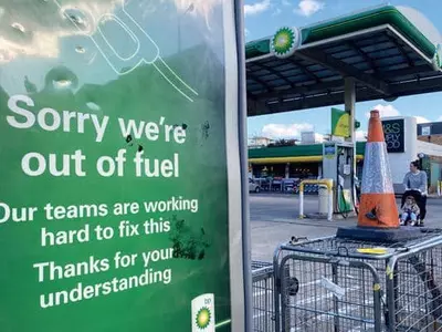 [세계는 지금] 영국 나흘째 ‘주유 대란’… 연료 수송에 군인까지