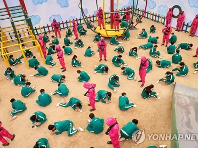 핼러윈은 녹색 운동복이 점령한다…미국서 '오징어게임' 특수