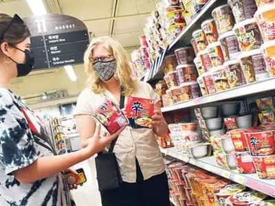 “지구촌 울린 한국라면, 해외에서 더 팔리네”