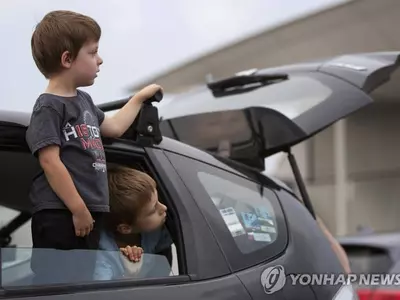 차 안에서 혼자 놀던  2살, 갑자기 올라간 창문에 끼어 질식사