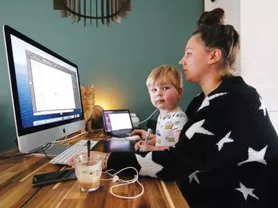 사무실 출근 재개에 ‘워킹맘’ 일 해야 하나