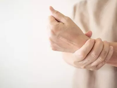 이유 없이 손과 머리가 떨린다면…