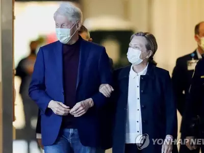 클린턴 전 대통령, 입원 엿새만 퇴원…"좋아지고 있어"