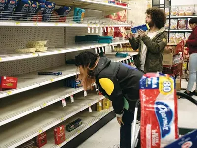 주차장 된 바다, 텅 빈 진열대… 물류대란 위기 심각