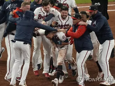 애틀랜타, NLCS서 두 경기 연속 끝내기 안타로 다저스에 2연승