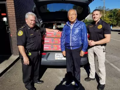 외식업협회, 둘루스 경찰에 컵라면 120개 전달