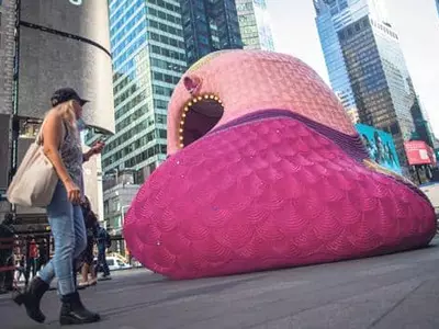 뉴욕 맨해턴에 설치된 ‘코로나 극복’ 기념 조형물