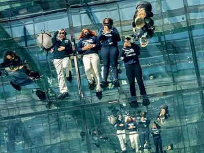 아찔한 통유리… 뉴욕 최고층 전망대 개장