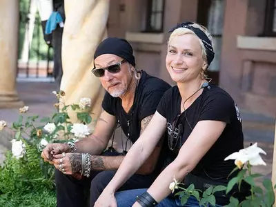 실탄 없는 ‘콜드 건’ 소품이라더니 ‘탕’…알렉 볼드윈 망연자실