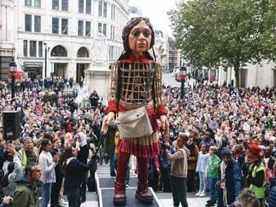 유럽 횡단한 ‘난민 소녀’ 인형