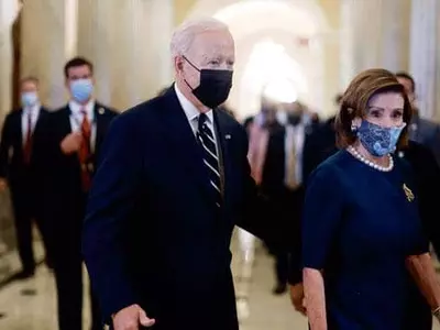 다급해진 바이든, 예산안 절반 깎은 절충안 ‘승부수’