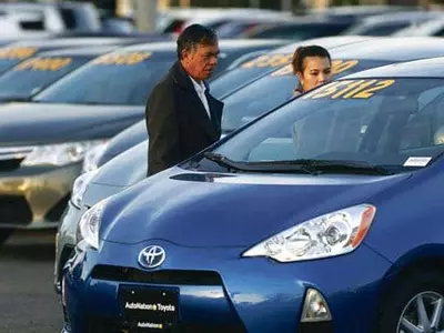 “원하는 차 사려면 내년까지 하염없이 기다려야”