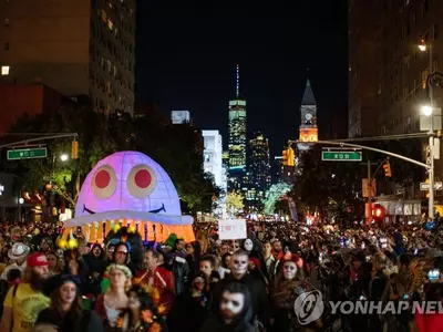 핼러윈의 비극…전역서 총기난사로 12명 사망·52명 부상