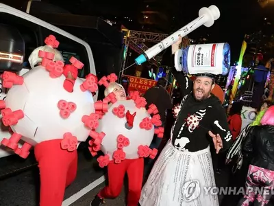 "코로나 물렀거라"…백신 분장 퍼레이드 벌이는 뉴욕 시민