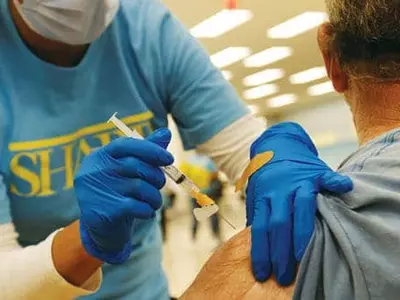 “백신 의무화 고삐 죈다”…민간기업 대상 첫 조치