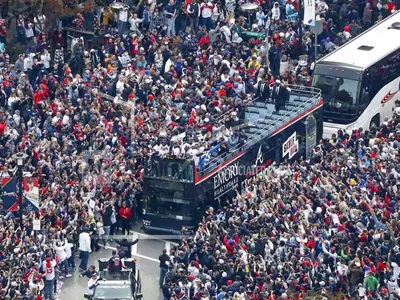 브레이브스 우승 퍼레이드에 수십만 군중