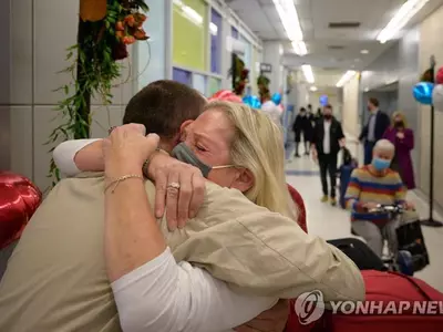 미 전국 공항마다 ‘재회의 기쁨 포옹’