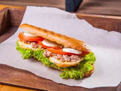 "참치 없는 참치샌드위치라니"