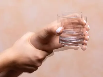 덜덜 떨리는 손, 무조건 파킨슨병 때문?