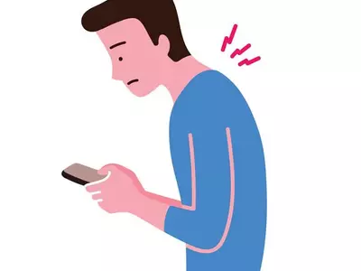 스마트폰 달고 사는 당신,‘거북목증후군’됩니다