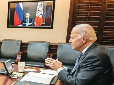 바이든 “우크라 군사 긴장고조시 제재”