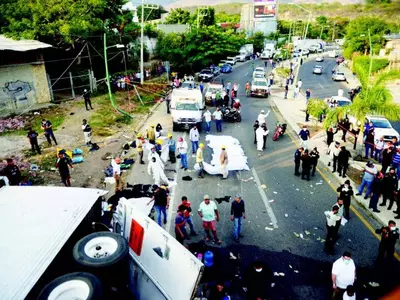 ‘아메리칸 드림’ 참변… 이민자 트럭 전복 54명 사망