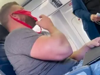 마스크 대신 '티팬티' 귀에 걸친 남성… "비행기서 쫓겨났어요"