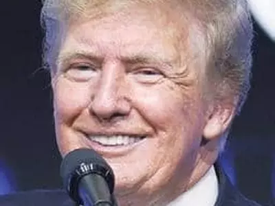 트럼프, 부스터샷 접종…열성 지지자들은 야유