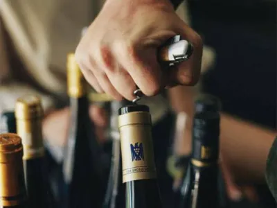 가슴에 포도송이를 품은 독수리 와인